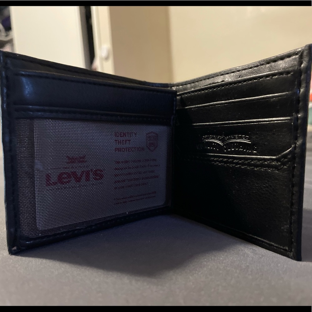 Levi’s Men's RFID Traveler Wallet Black